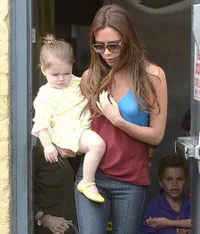 Makin Imut - Harper Seven Beckham Bersinar Dengan Baju Kuning
