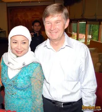 Manohara dan Keluarga Preskon di Hotel Sultan