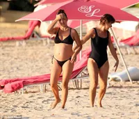 Meski Hamil Penelope Tak Ragu Pakai Bikini