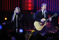 Mesranya Avril Lavigne Dan Suami Saat Tampil di Kanada