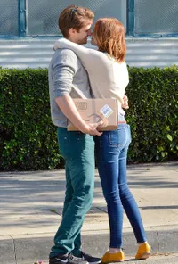 Mesranya Gaya Pacaran Ala Andrew Garfield dan Emma Stone