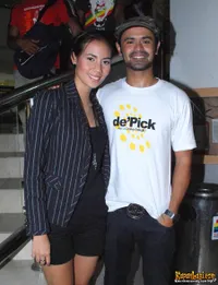 Mike Lucock dan Viona Jalan Bareng