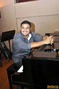 Mike Mohede di Bondies Cafe