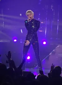 Miley Cyrus Masih Bandel Pamer Kevulgaran di Turnya