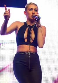 Miley Cyrus Panaskan Panggung Dengan Kostum Super Seksi