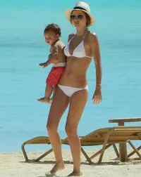 Miranda Kerr Kenakan Bikini Saat Mengasuh Anak