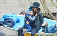 Miranda Kerr Temani Pria Kecilnya di Taman Bermain
