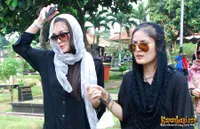 Mirasih Tyas Endah di Pemakaman Ayahnya
