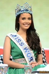 Miss World 2013 Megan Young Tampil Anggun di Indonesia