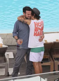 Momen-Momen Kemesraan Harry Styles Dengan Pria Ganteng