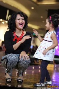Momen Manis - Para Selebritis Kompak Bersama Anak di Catwalk