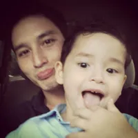 Momen Manis Mike Lewis dengan Sang Anak - Sama Gantengnya