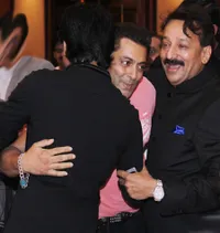 Moment-Moment Perdamaian Shahrukh Khan dan Salman Khan