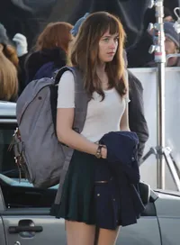 Musim Dingin Dakota Johnson Nekat Kenakan Rok Mini