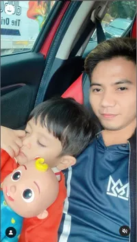 Nadya Mustika Menikah! Ini 8 Potret Rizki DA Bagikan Momen Hangat dengan Anaknya - Anteng Sampai Ketiduran Bareng