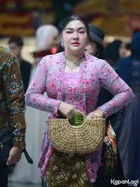 Naik Berat Badan Pasca Melahirkan, Vicky Shu Sempat Insecure - Ogah Tampil di TV