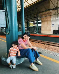 Naik Kereta Api, Andien dan Suami Ajak Kawa Tamasya ke Bandung!