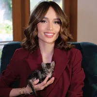 Nambah Anabul Baru, 7 Potret Cinta Laura Bareng Spikey si Kucing Mujair - Langsung Jatuh Cinta Pada Pandangan Pertama