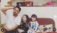 Nantikan Anak Ketiga, Ini Momen Unik Saat Omesh dan Dian Ayu Lestari Umumkan Kehamilan Pada Dua Anaknya