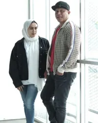 Nantikan Momongan di Usia Senja, Ini 8 Potret Mesra Bang Tigor dan Istri yang Beda Usia 24 Tahun - Perbanyak Makan Toge dan Daging