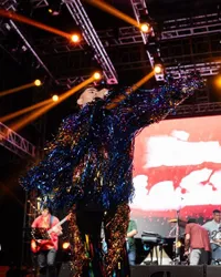 Nassar Tampil Nyentrik dengan Kostum Serpihan Kertas Kado, Aksi Panggungnya Banjir Pujian