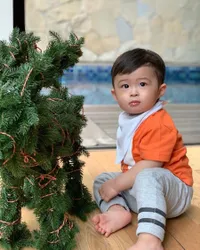 Natal Pertama, Raphael Moeis Pose Gemesin di Christmas Tree Imut
