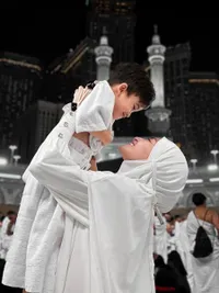 Nathalie Holscher Umrah di Bulan Ramadan, Ajak Adzam - Nangis Sesenggukan