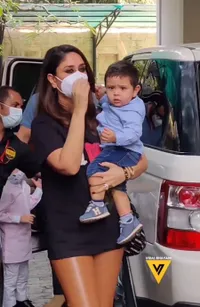 Negatif Covid, Kareena Kapoor Bahagia Rayakan Natal Bareng Keluarga - Saif Ali Khan Setia Temani