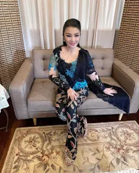 Nella Kharisma - Ayu Ting Ting, 10 Potret Adu Gaya Pedangdut Saat Tampil Berkebaya - Makin Cantik dan Anggun 