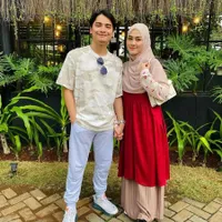 Nempel Bak Peerangko! 10 Potret Kemesraan Alvin Faiz dan Henny Rahman Setelah Menikah - Senang Disebut Netizen Sangat Mirip 