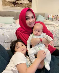Nenek Crazy Rich, Intip 10 Potret Mama Rieta Momong Cucu Tercinta - Tak Ragu Beri Uang Saku Jutaan Rupiah Untuk yang Tersayang