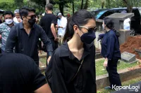 Nenek Tersayang Mikha Tambayong Meninggal Dunia! Berikut 10 Potret Suasana di Pemakaman Maudy Malaihollo-Titaley, Semua Tak Kuasa Menahan Tangis