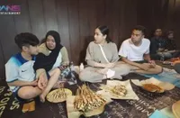 Nggak Ada Gengsinya, 8 Pasangan Selebriti ini Asyik Ngedate Sambil Makan di Warung Kaki Lima