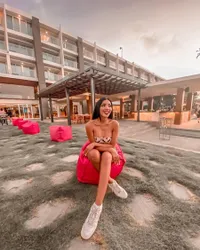 Nggak Cuma Bikini, Inilah 7 Foto Millendaru Pakai Outfit Tunjukkan Belahan Dada