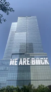 Nggak Cuma di Markas Militer, 7 Potret ARMY Padati Area Gedung Hybe - Ribuan Fans Sambut Kepulangan Jimin dan Jungkook BTS