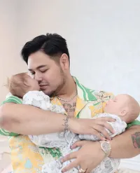 Nggak Cuma Ivan Gunawan, Sederet Selebriti Ini Juga Anggap Boneka Sebagai Anaknya - Milik Nora Alexandra Mirip Boneka Annabelle