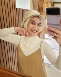 Nggak Harus Pakai iPhone Terbaru, Sederet Seleb Ini Tetap Percaya Diri Pakai Handphone Android - Cakep Dibuat Selfie Mirror