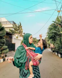 Nggak Jaim, 7 Seleb Ini Pede Ngurus Anak Pakai Daster
