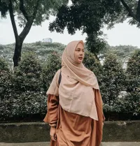 Nggak Melulu Terbuka, 8 Seleb Pakai Baju Tertutup Selama Bulan Ramadan - Ada Yumi Kwandy Pasangan Lesbian Chika Kinsky