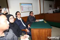 Nggak Saling Tegur Sapa, 10 Potret Baim Wong & Paula Verhoeven Jalani Sidang Cerai Pertama di Pengadilan Agama Jakarta Selatan