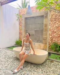 Nggak Takut Kulit Gosong, Ini 8 Potret Liburan Seru Selvi Kitty di Lombok yang Pamer Body Goals Hingga Wajah Tanpa Make Up