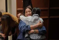 Nia Ramadhani Buka Puasa Bareng Keluarga, Tampil Simpel Pakai Kalung Elegan