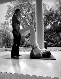 Nia Ramadhani Yoga, Tubuh Langsing Bikin Iri - Ngaku Belum Lentur Tapi Bisa Pose Bikin Ngilu