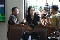 Potret Nikita Mirzani Hadir Sidang Putusan dengan Dress Hitam, Tetap Tenang Meski Terlihat Ngantuk