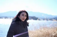 Nikmati Dinginnya Salju, Tyas Mirasih Asyik Main Ski Bareng Pacar