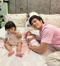 Nikmati Kesibukan Baru, Potret Atta Halilintar Momong Dua Anak Cantiknya Sekaligus - Dipuji Makin Bijak