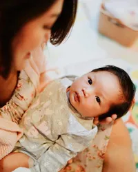 Nikmati Momen Jadi Ibu, Ini 7 Potret Siti Badriah Momong Baby Xarena - Gemas Ciumi si Kecil yang Baru Selesai Mandi 