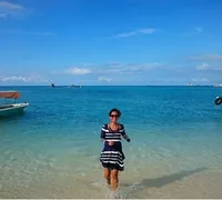 Nikmati Pantai, Riyanni Djangkaru Seru Bareng Suami di Belitung