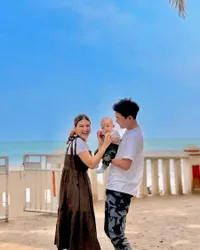 Nikmati Sunset Sambil Gendong Anak, 8 Potret Liburan Nabila Maharani & Tri Suaka ke Pantai Anyer