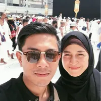 Nina Zatulini Umroh Bareng Kekasih, Tanda Makin Serius?